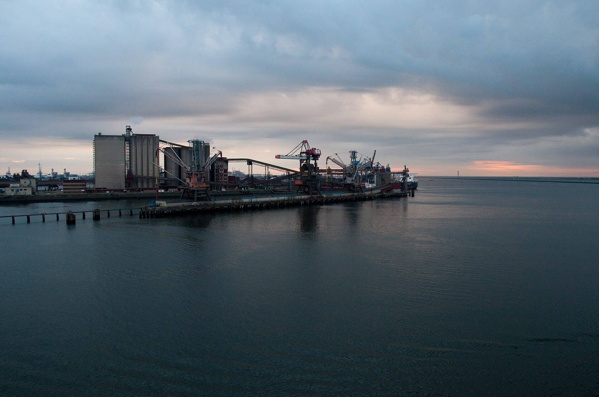 Haven- en industriegebied op de Maasvlakte