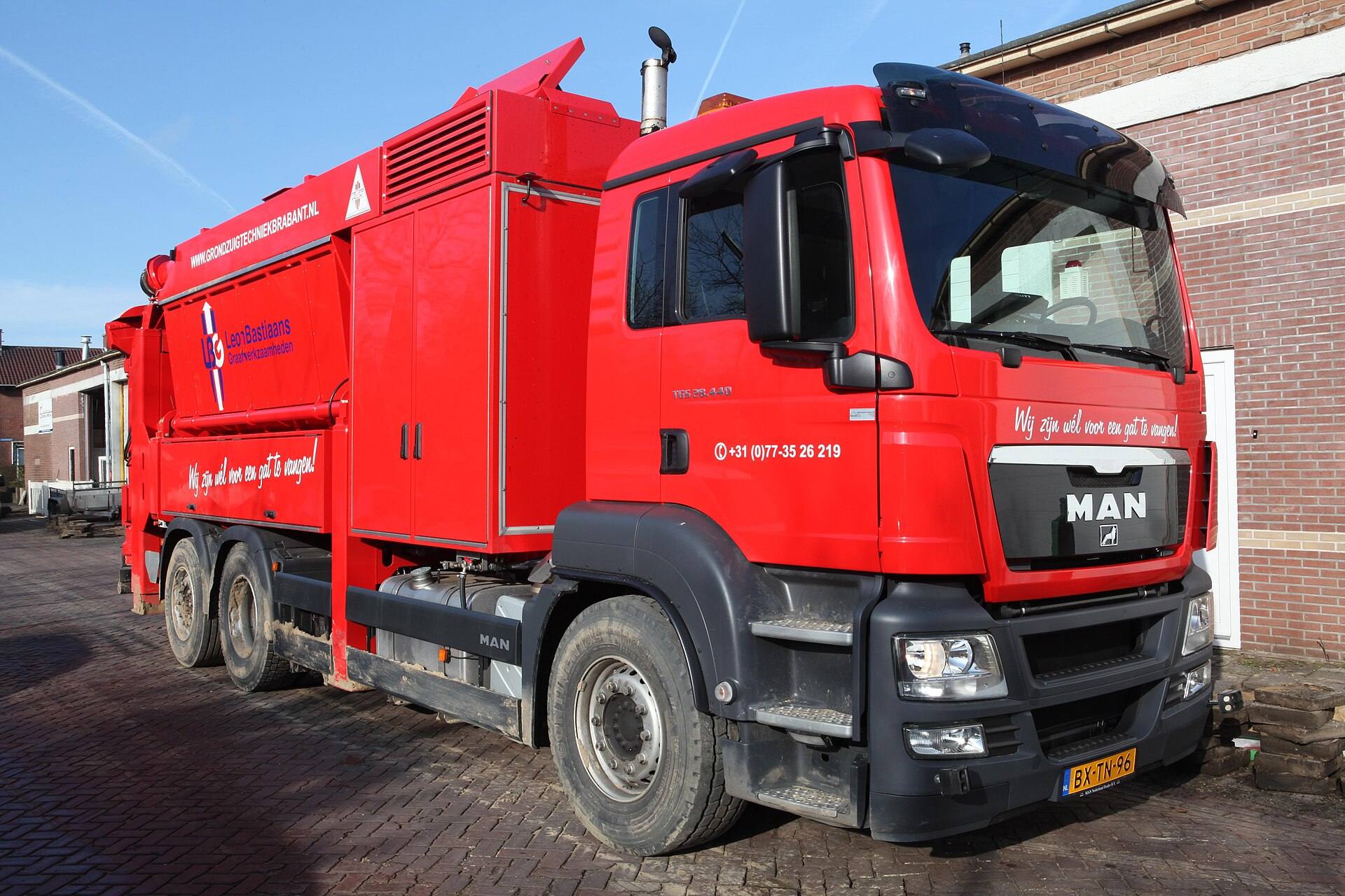 Vrachtwagen in stedelijke omgeving